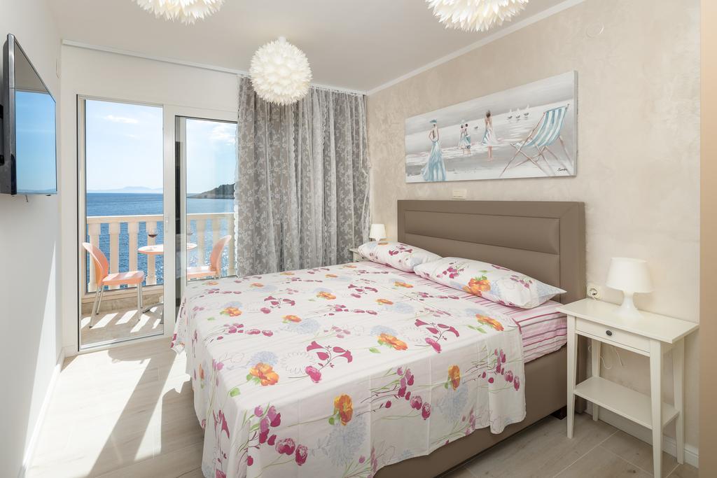 Superb Beachfront Luxury Seaview With Private Beach ميلنا المظهر الخارجي الصورة