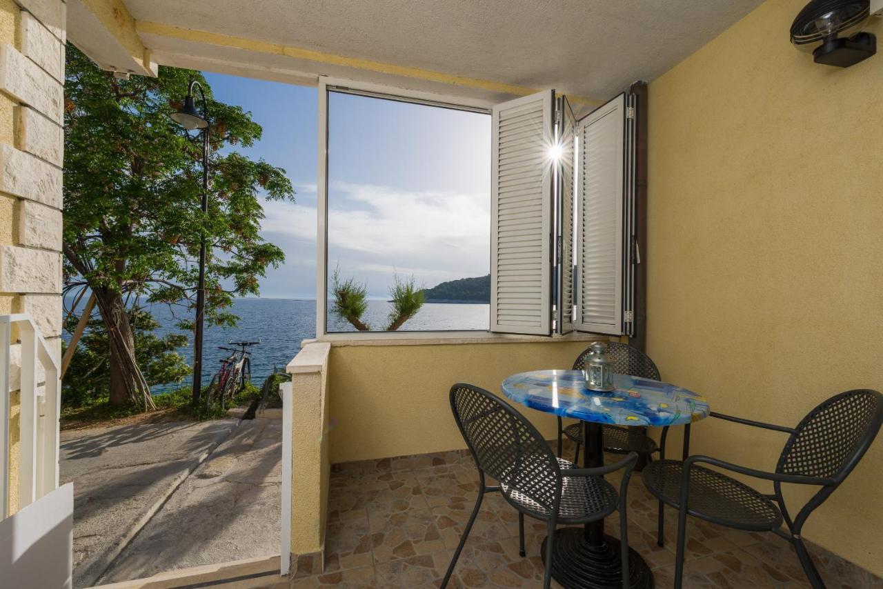 Superb Beachfront Luxury Seaview With Private Beach ميلنا المظهر الخارجي الصورة